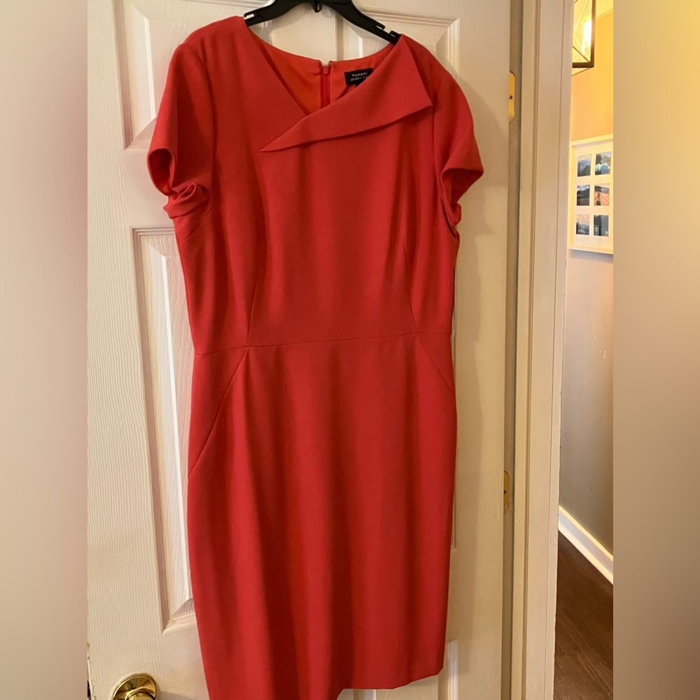 BNWT Tahari Capped Sleeve, Darted, Shift Dress w Beautiful Neck Line
